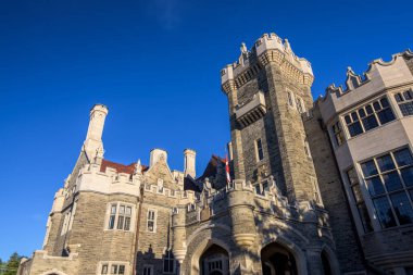 Toronto, Ontario, Kanada 'daki Casa Loma konağı ve bahçesi