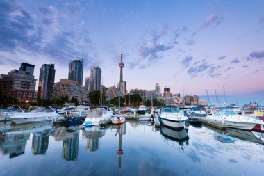 Toronto şehrinin gökyüzü Marina Quay West, Ontario, Kanada 'dan Gece