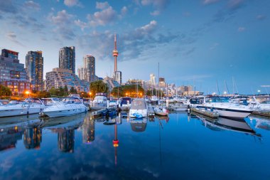 Toronto şehrinin gökyüzü Marina Quay West, Ontario, Kanada 'dan Gece
