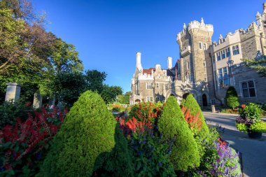 Toronto, Ontario, Kanada 'daki Casa Loma konağı ve bahçesi