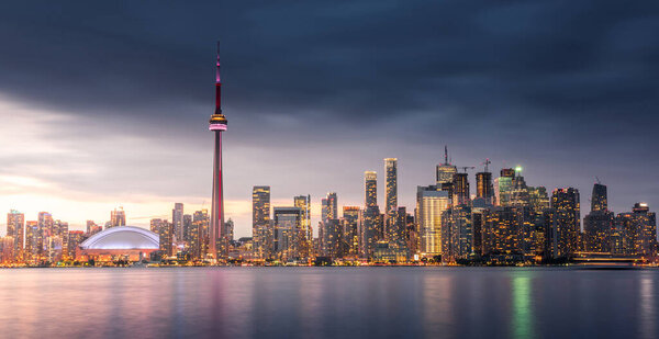 Панорама города Торонто в пасмурный вечер, Онтарио, Канада
