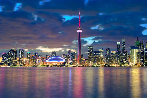 Панорама города Торонто в пасмурный вечер, Онтарио, Канада
