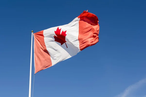 Kanada Vlajka Modré Obloze — Stock fotografie