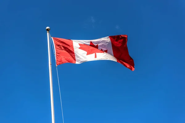 Närbild Bild Flaggan Kanada Framför Blue Sky — Stockfoto