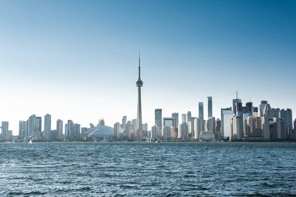 Вид на город Торонто с центрального острова Онтарио, Канада

