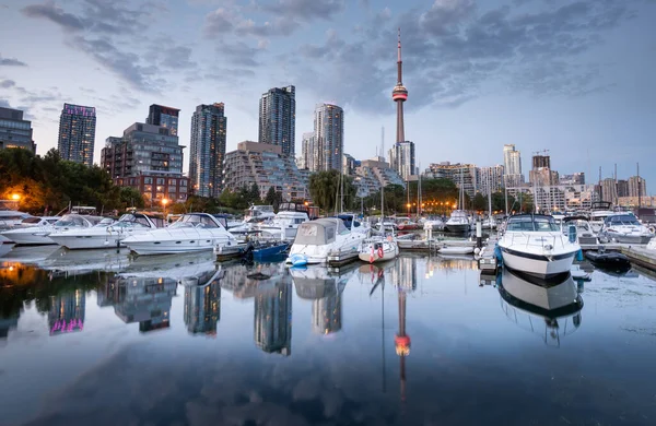 Toronto şehrinin gökyüzü Marina Quay West, Ontario, Kanada 'dan Gece