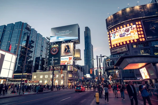 Piazza Yonge Dundas Serata Toronto Canada — Foto Stock