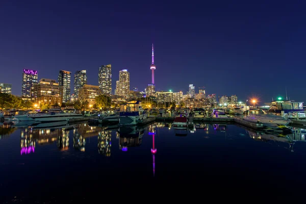 カナダオンタリオ州マリーナ ウェストから夜のトロント市のスカイライン — ストック写真