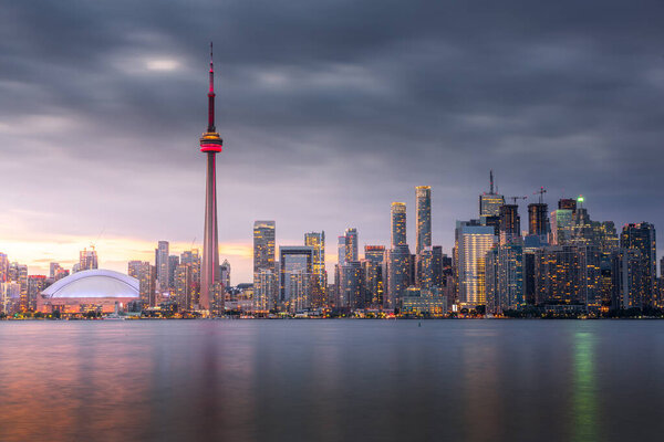 Панорама города Торонто в пасмурный вечер, Онтарио, Канада
