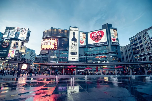 Вечер Площади Йонге Дундас Торонто Канада — стоковое фото