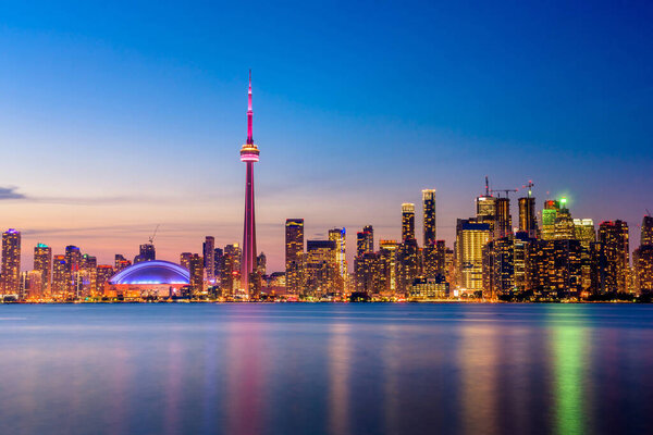 Небо над городом Торонто на закате, Онтарио, Канада
