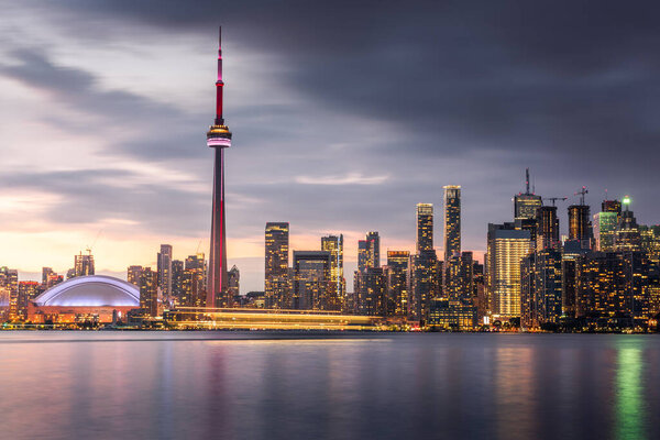 Панорама города Торонто в пасмурный вечер, Онтарио, Канада
