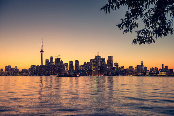 Небо над городом Торонто на закате, Онтарио, Канада
