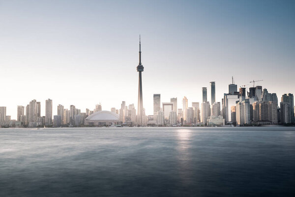 Вид на город Торонто с центрального острова Онтарио, Канада
