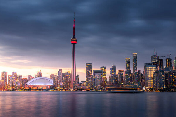 Панорама города Торонто в пасмурный вечер, Онтарио, Канада
