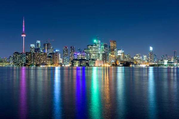 カナダオンタリオ州の夜のトロント市のスカイライン — ストック写真