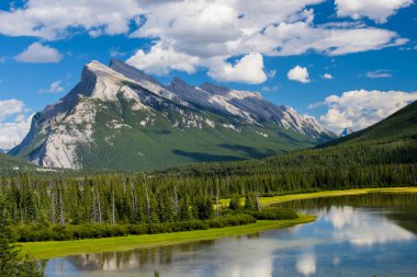 Banff Ulusal Parkı 'ndaki Vermilion gölleri, Alberta, Kanada