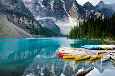 Banff Ulusal Parkı 'ndaki güzel Moraine Gölü, Alberta, Kanada