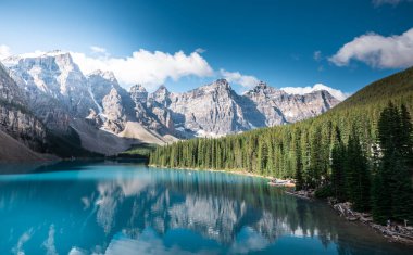 Banff Ulusal Parkı 'ndaki güzel Moraine Gölü, Alberta, Kanada