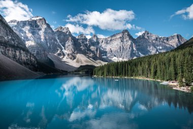 Banff Ulusal Parkı 'ndaki güzel Moraine Gölü, Alberta, Kanada