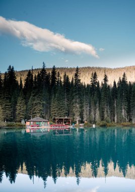 Yazın güzel Emerald Gölü, Yoho Ulusal Parkı, British Columbia, Kanada