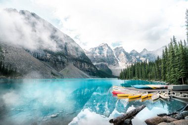 Banff Ulusal Parkı 'ndaki güzel Moraine Gölü, Alberta, Kanada