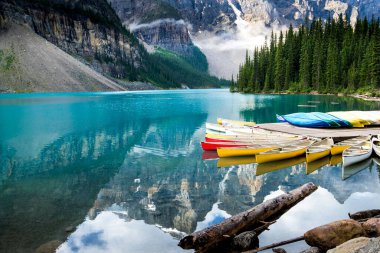 Banff Ulusal Parkı 'ndaki güzel Moraine Gölü, Alberta, Kanada