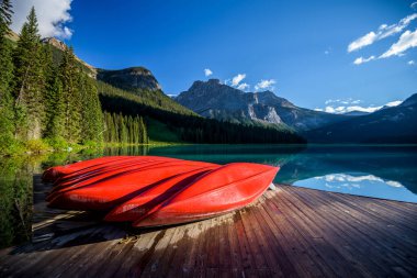 Yazın güzel Emerald Gölü, Yoho Ulusal Parkı, British Columbia, Kanada