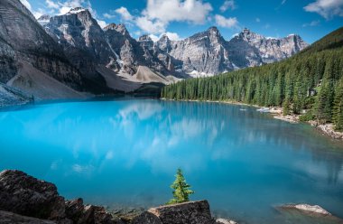 Banff Ulusal Parkı 'ndaki güzel Moraine Gölü, Alberta, Kanada