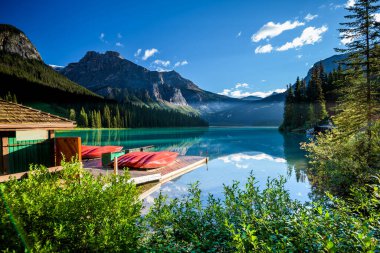 Yazın güzel Emerald Gölü, Yoho Ulusal Parkı, British Columbia, Kanada