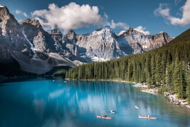 Banff Ulusal Parkı 'ndaki güzel Moraine Gölü, Alberta, Kanada