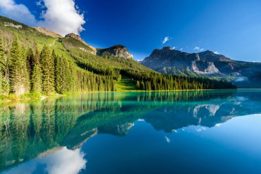 Yazın güzel Emerald Gölü, Yoho Ulusal Parkı, British Columbia, Kanada