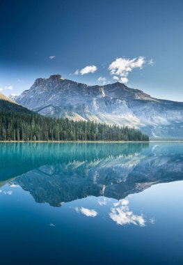 Yazın güzel Emerald Gölü, Yoho Ulusal Parkı, British Columbia, Kanada