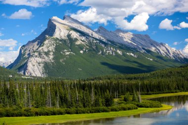 Banff Ulusal Parkı 'ndaki Vermilion gölleri, Alberta, Kanada