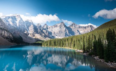 Banff Ulusal Parkı 'ndaki güzel Moraine Gölü, Alberta, Kanada