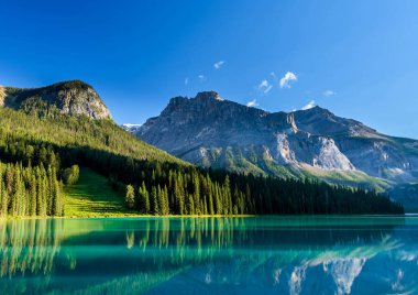 Yazın güzel Emerald Gölü, Yoho Ulusal Parkı, British Columbia, Kanada