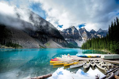 Banff Ulusal Parkı 'ndaki güzel Moraine Gölü, Alberta, Kanada