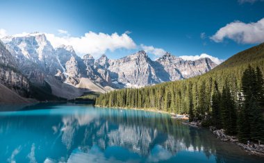 Banff Ulusal Parkı 'ndaki güzel Moraine Gölü, Alberta, Kanada