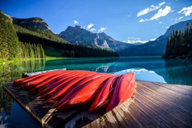 Yazın güzel Emerald Gölü, Yoho Ulusal Parkı, British Columbia, Kanada