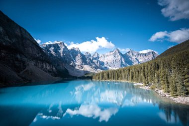Banff Ulusal Parkı 'ndaki güzel Moraine Gölü, Alberta, Kanada