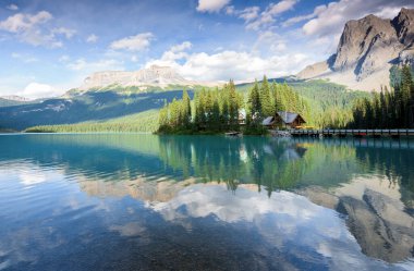 Yazın güzel Emerald Gölü, Yoho Ulusal Parkı, British Columbia, Kanada