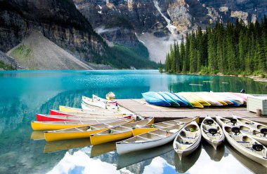 Banff Ulusal Parkı 'ndaki güzel Moraine Gölü, Alberta, Kanada
