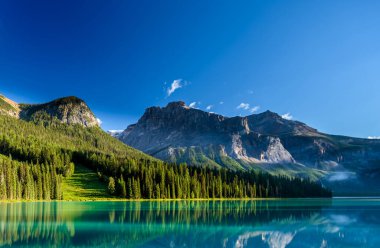 Yazın güzel Emerald Gölü, Yoho Ulusal Parkı, British Columbia, Kanada