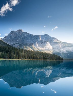 Yazın güzel Emerald Gölü, Yoho Ulusal Parkı, British Columbia, Kanada