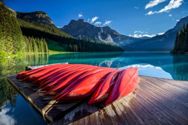 Yazın güzel Emerald Gölü, Yoho Ulusal Parkı, British Columbia, Kanada