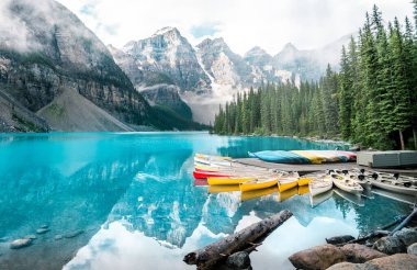 Banff Ulusal Parkı 'ndaki güzel Moraine Gölü, Alberta, Kanada