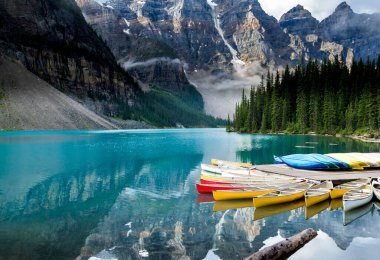 Banff Ulusal Parkı 'ndaki güzel Moraine Gölü, Alberta, Kanada