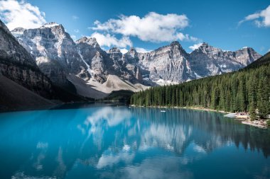 Banff Ulusal Parkı 'ndaki güzel Moraine Gölü, Alberta, Kanada