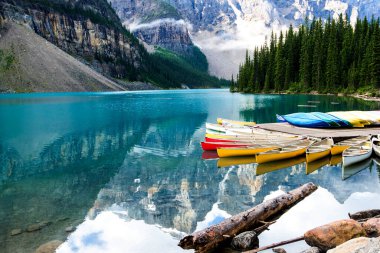 Banff Ulusal Parkı 'ndaki güzel Moraine Gölü, Alberta, Kanada