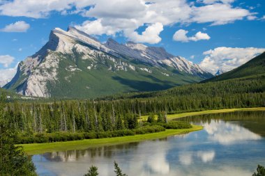 Banff Ulusal Parkı 'ndaki Vermilion gölleri, Alberta, Kanada